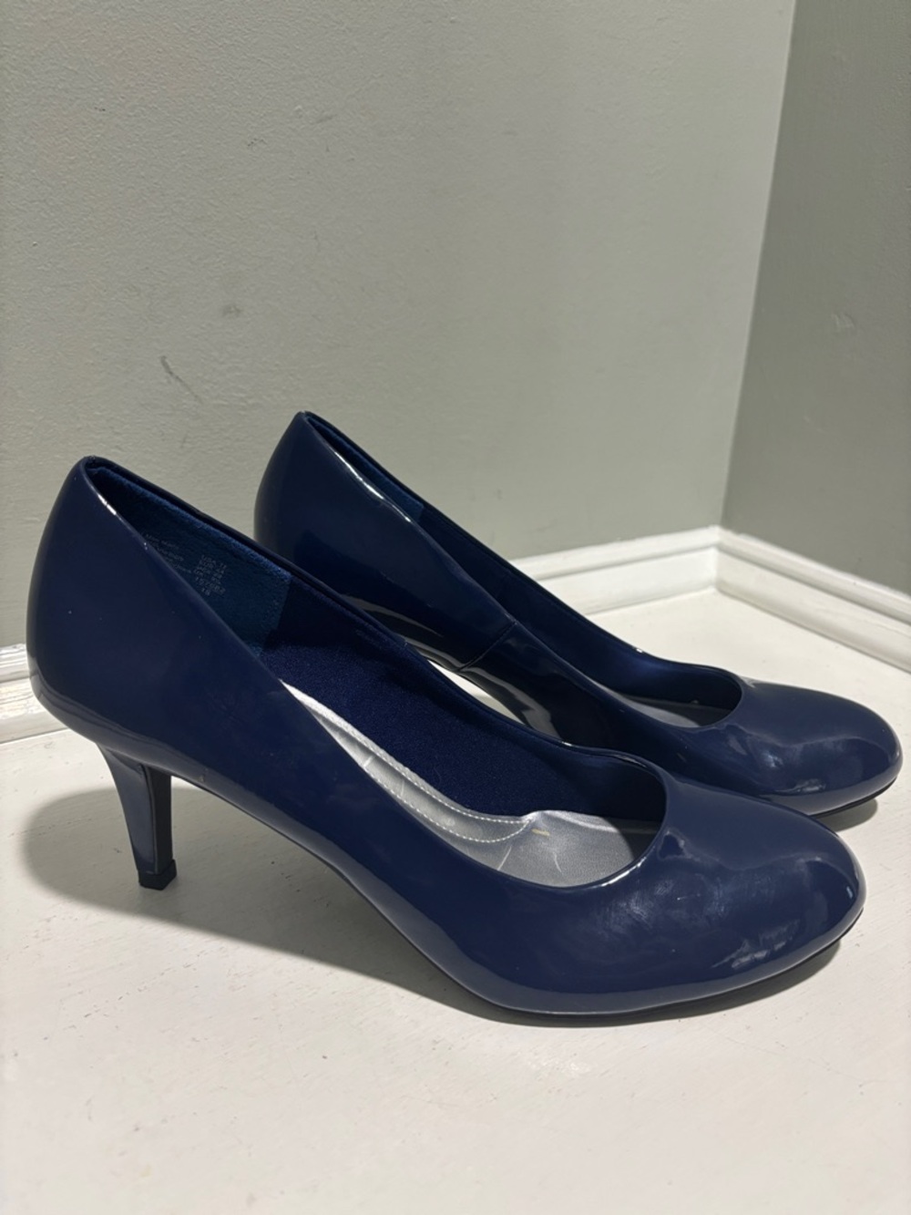 Comfort Plus Women’sClassic Navy Patent Mid Heel Pumps -size 11